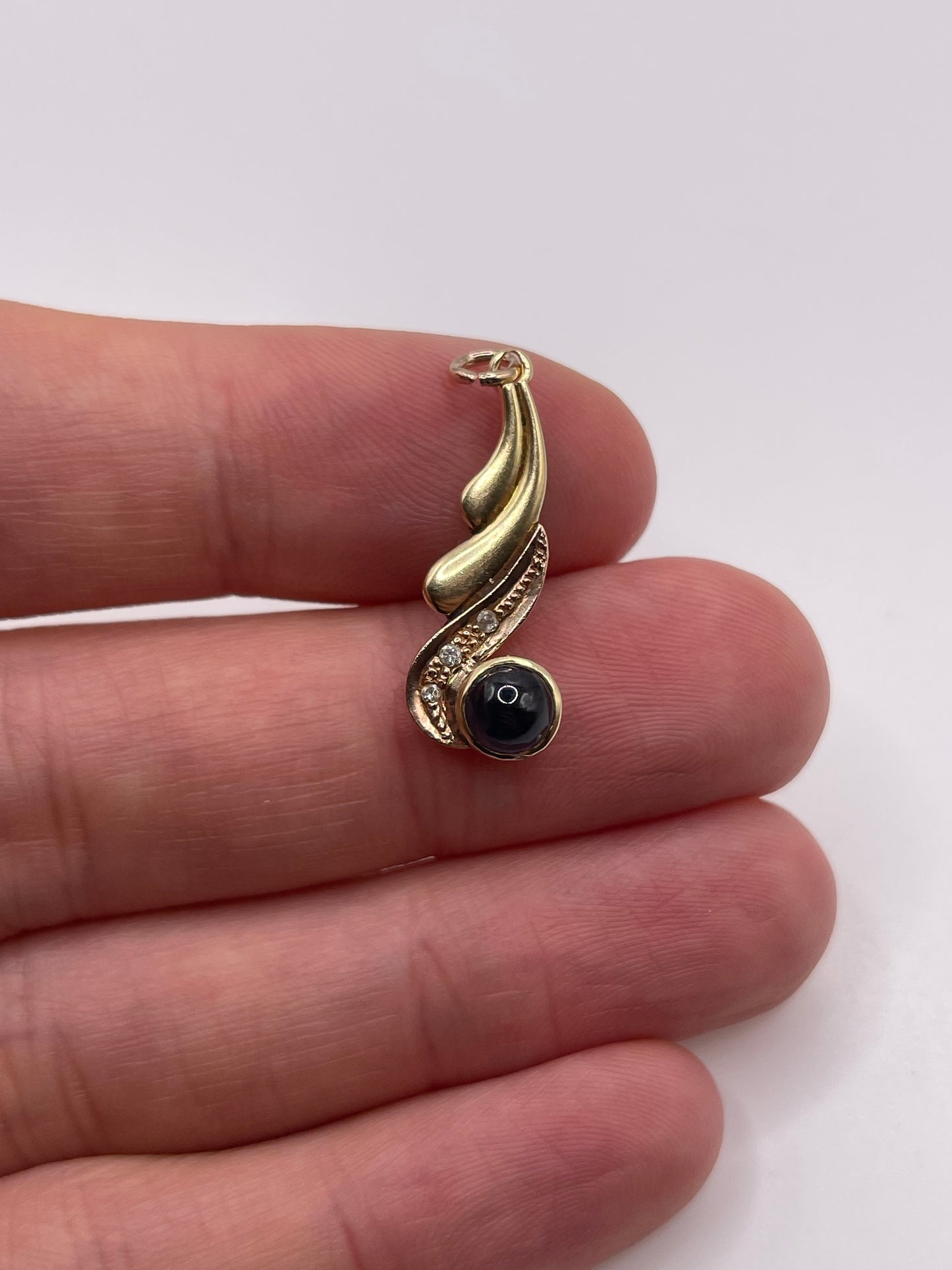9ct gold cabochon sapphire and diamond pendant