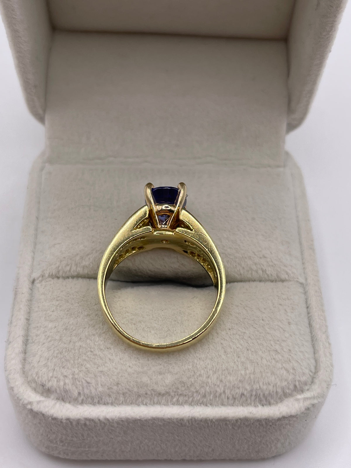 18ct gold tanzanite and diamond ring