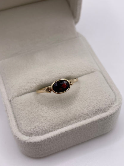 9ct gold garnet ring