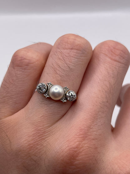 18ct gold pearl and diamond ring