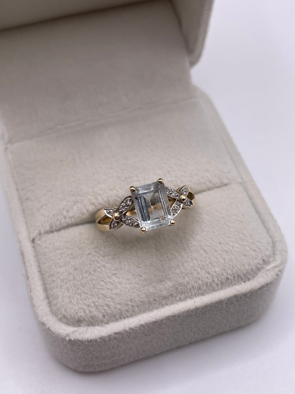 9ct gold aquamarine and diamond ring