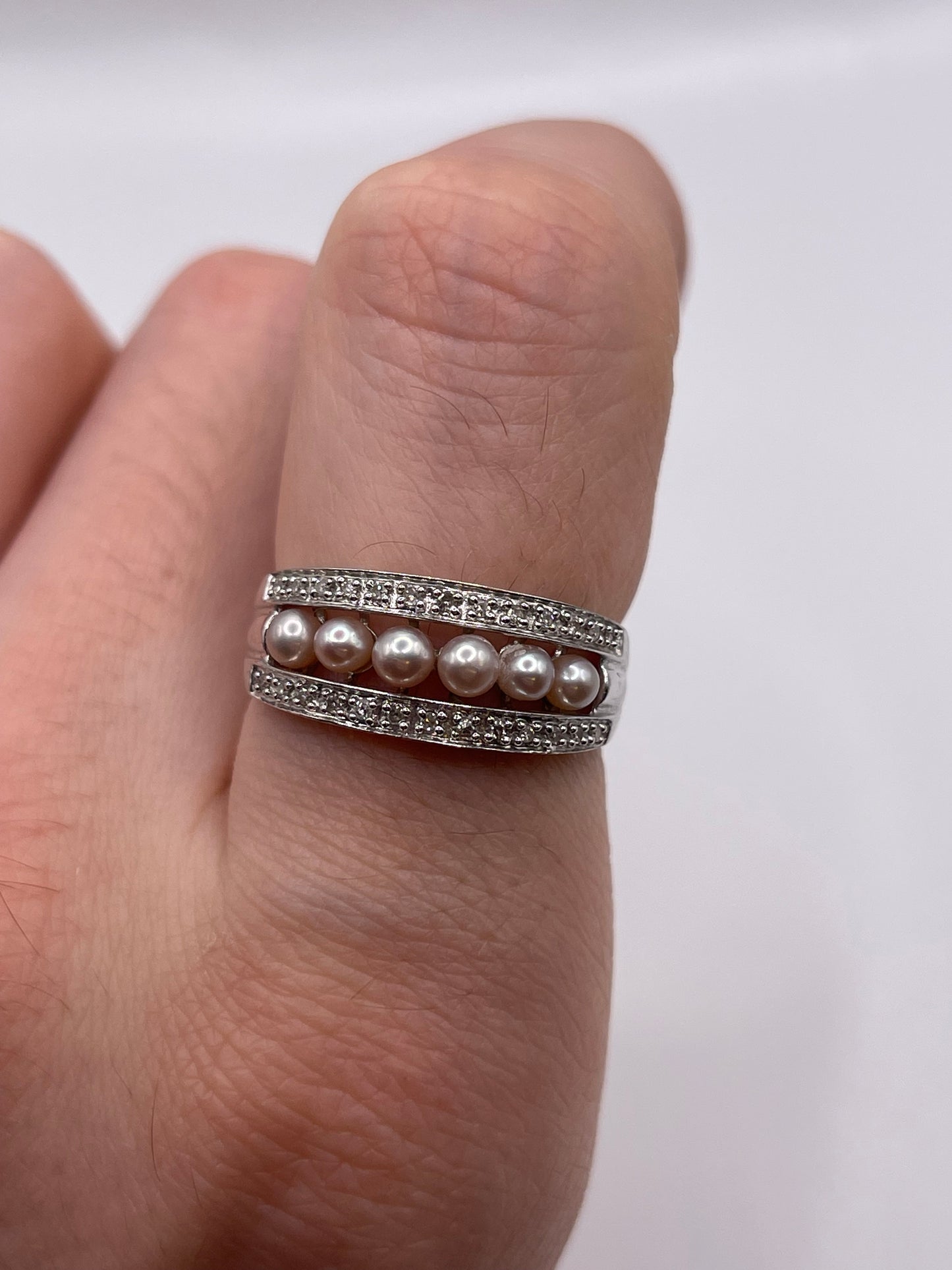 9ct white gold pearl and diamond ring