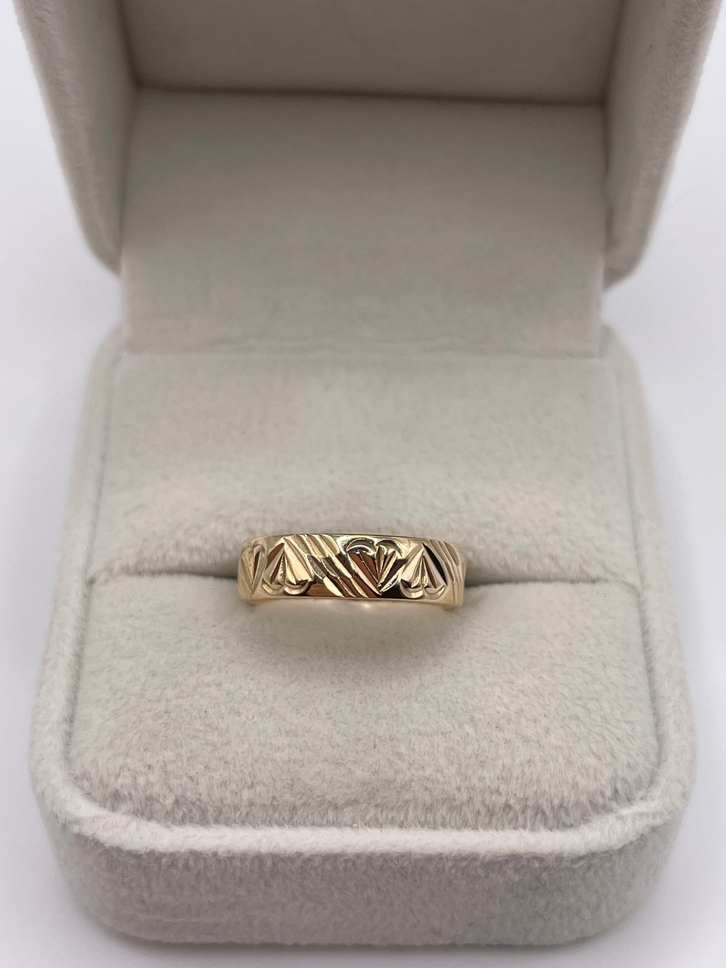 9ct gold patterned band