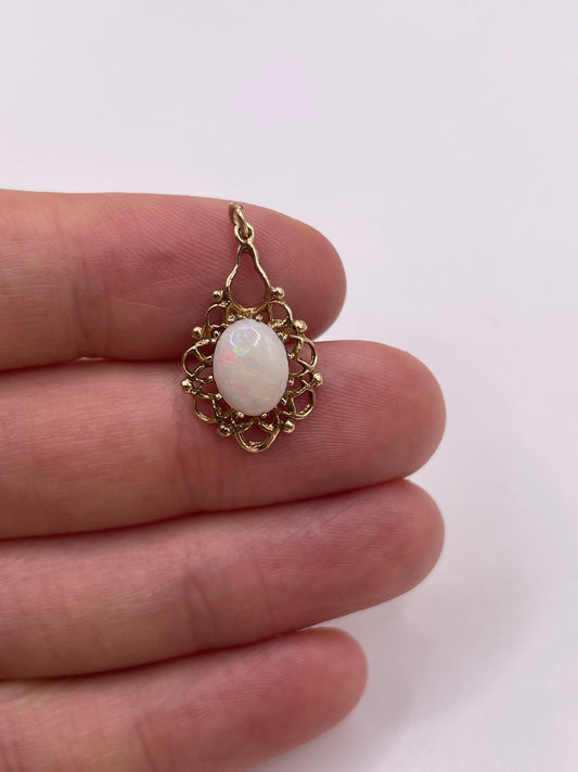 9ct gold opal pendant