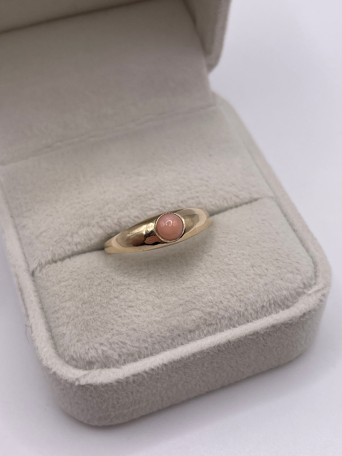 9ct gold coral gyosy ring