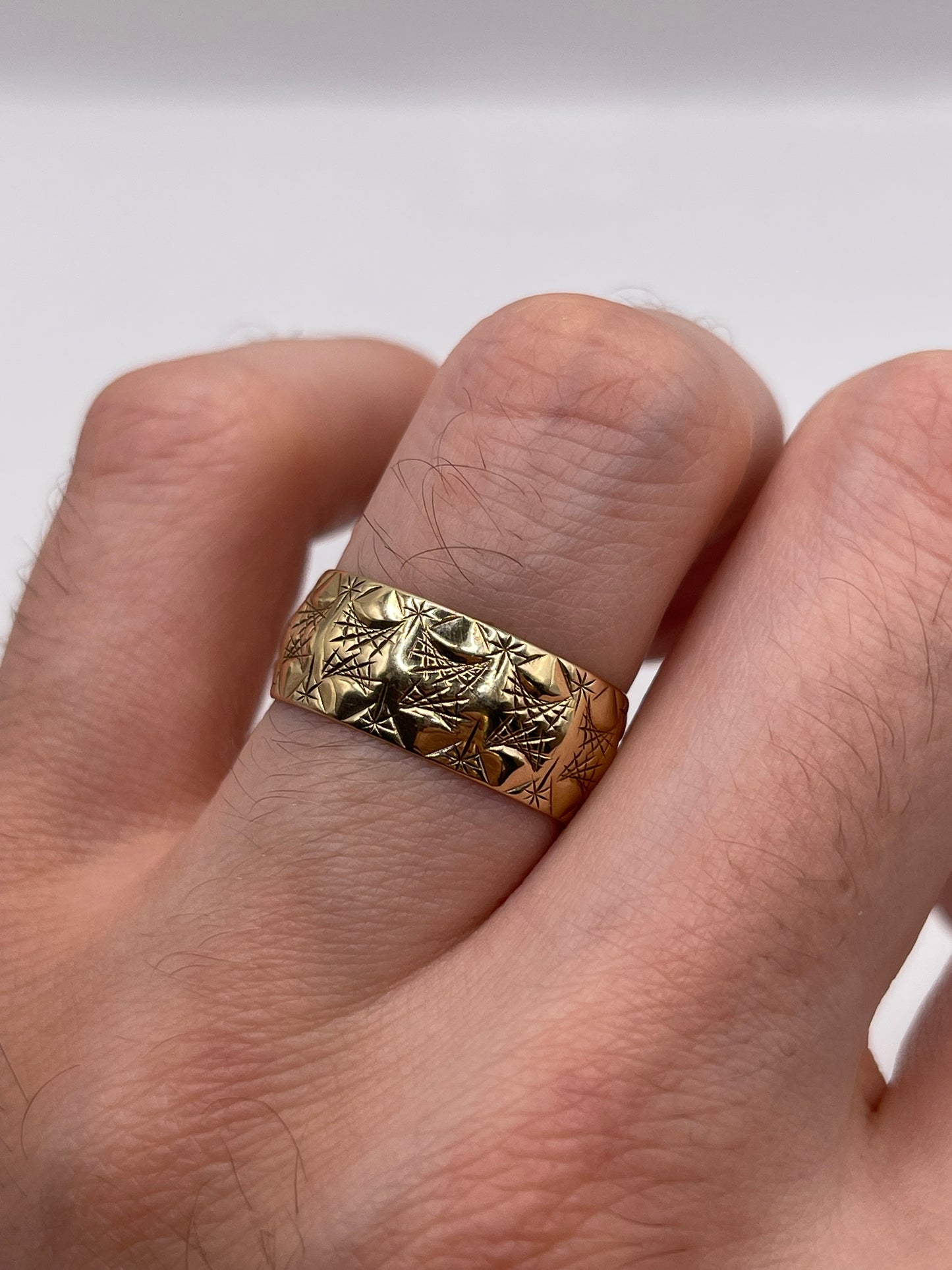 9ct gold patterned band