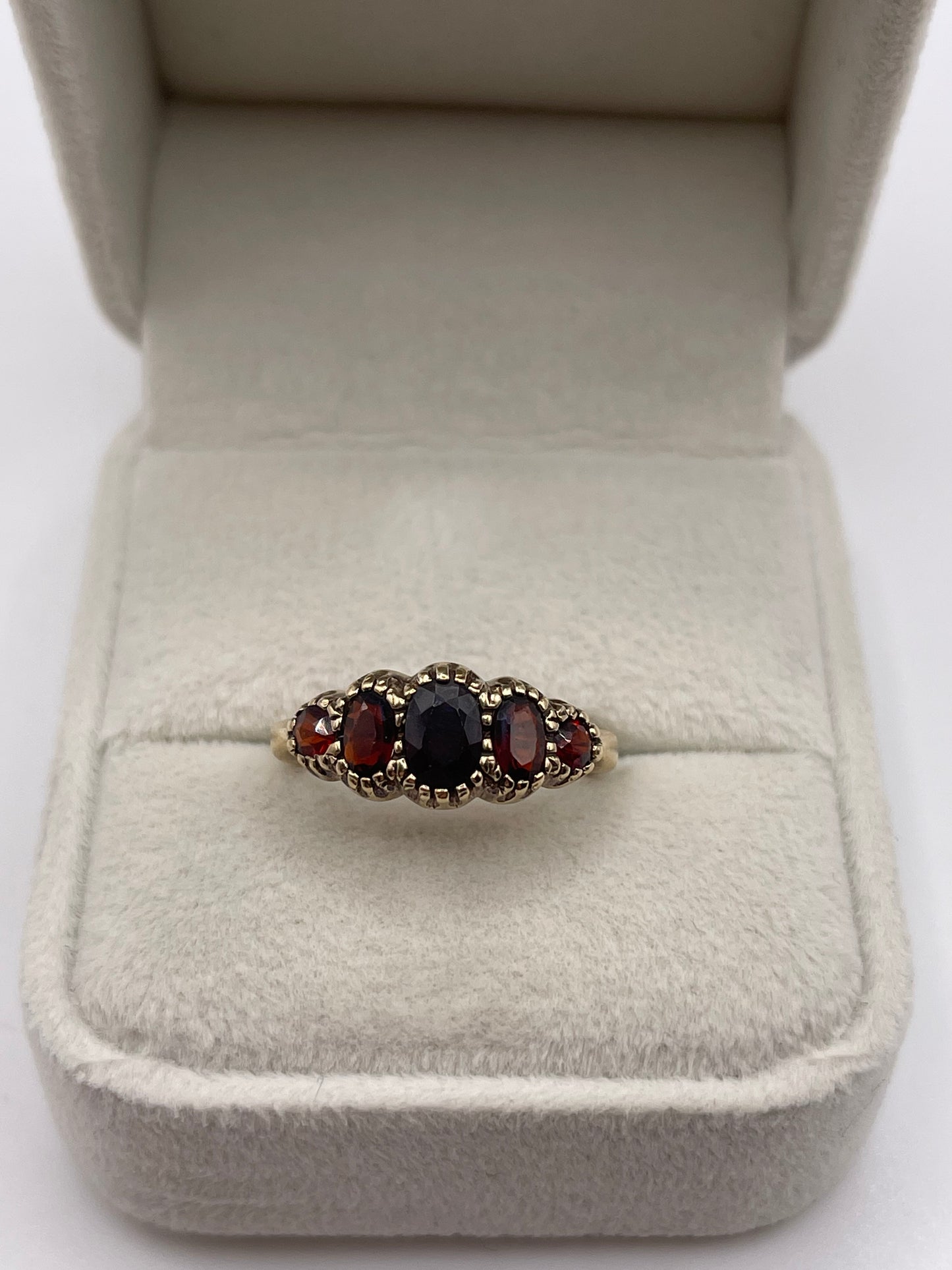 9ct gold garnet ring