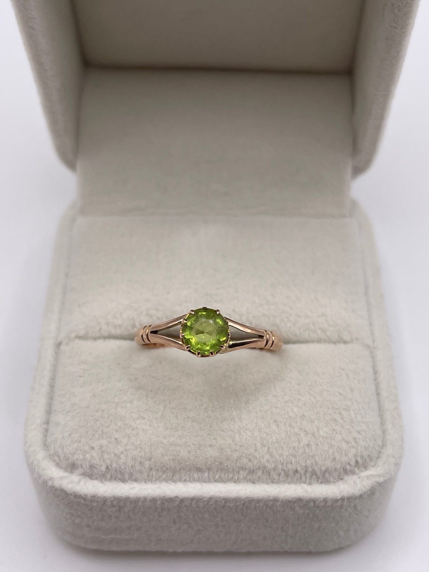 Antique 9ct rose gold peridot ring