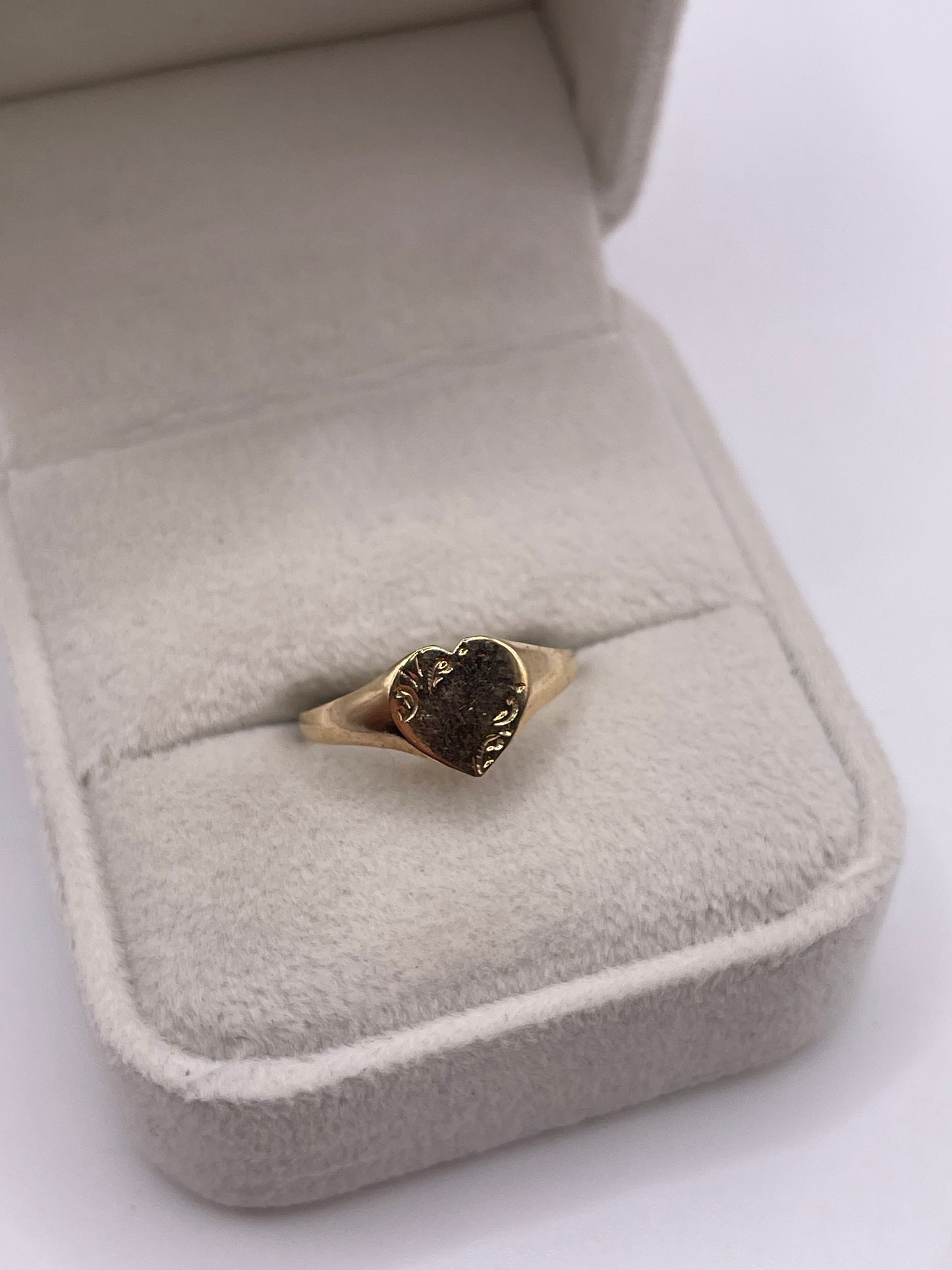 9ct gold heart signet ring