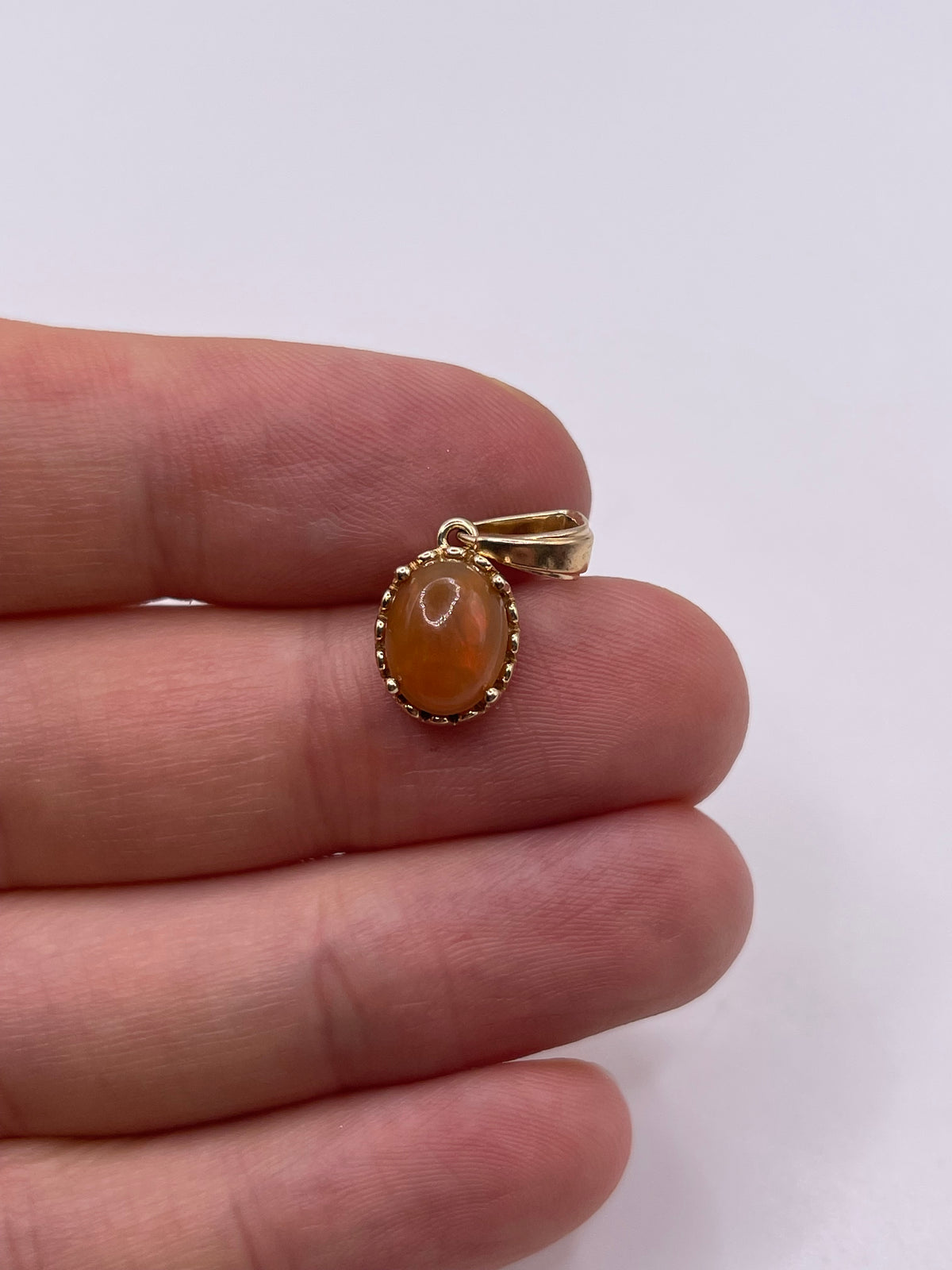 9ct gold opal pendant