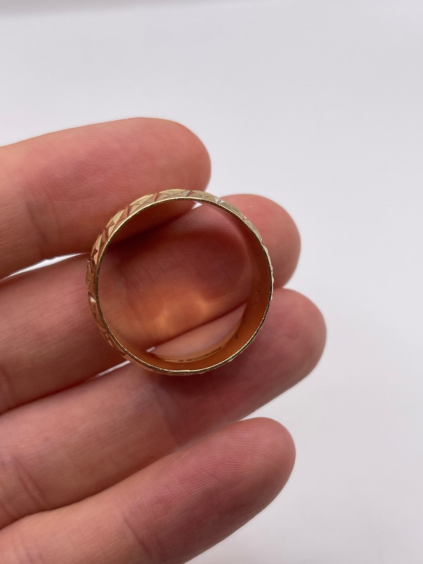 9ct gold patterned band
