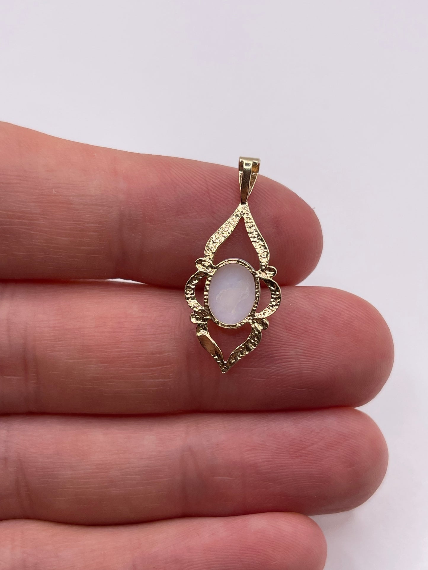9ct gold opal pendant