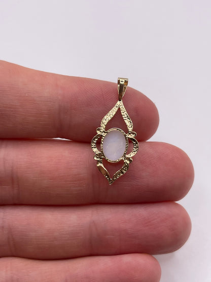 9ct gold opal pendant