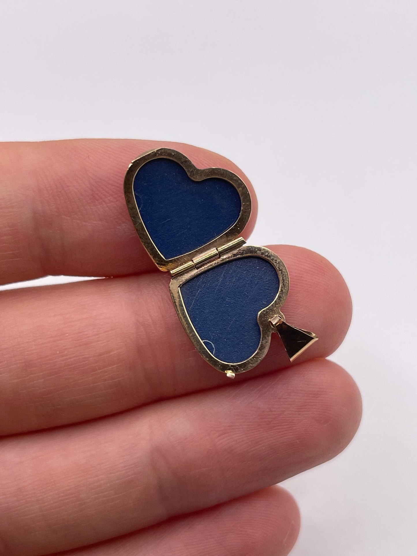 9ct gold heart locket pendant
