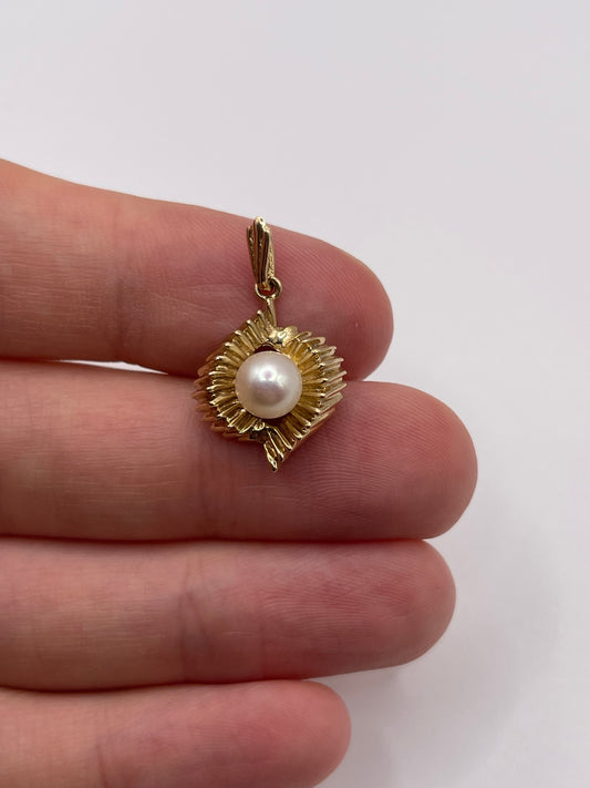 9ct gold pearl pendant