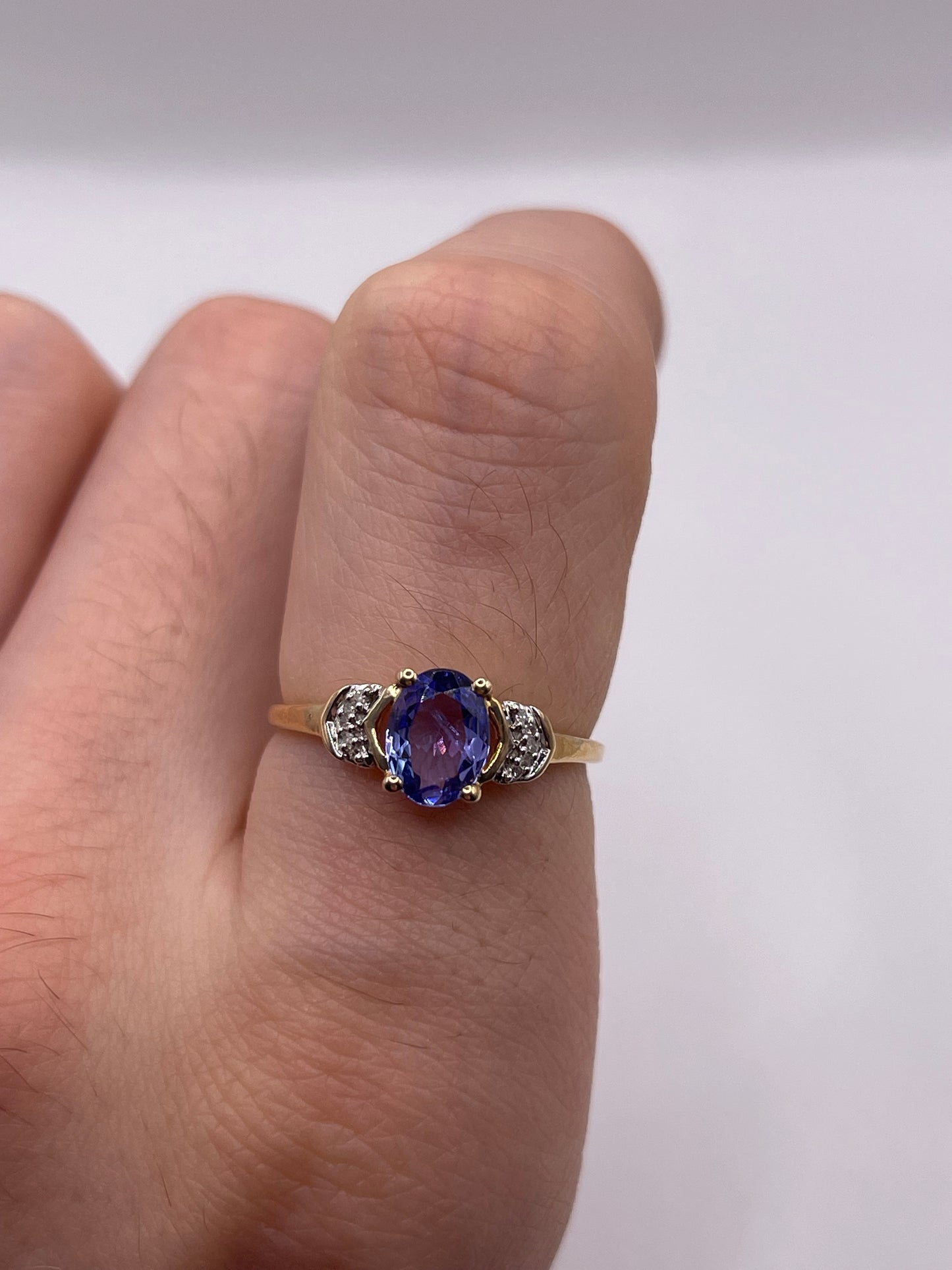 9ct gold tanzanite and diamond ring