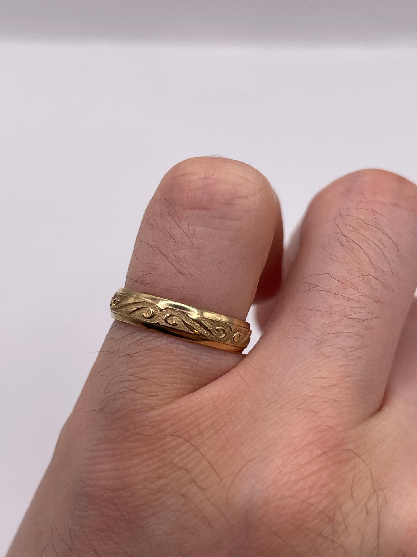9ct gold patterned band