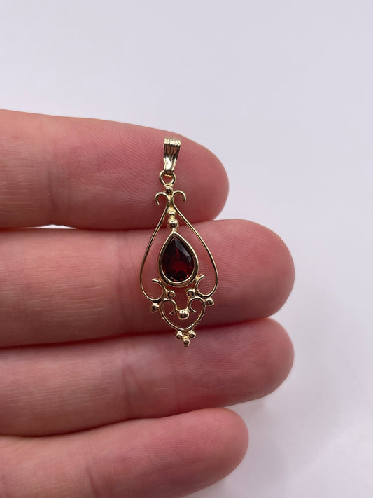 9ct gold garnet pendant