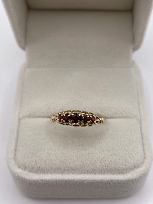 9ct gold garnet ring