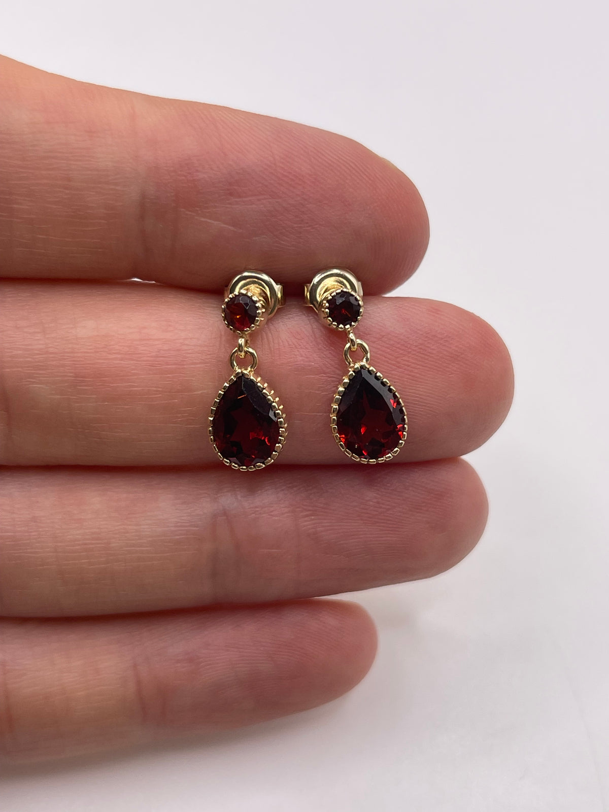 9ct gold garnet earrings