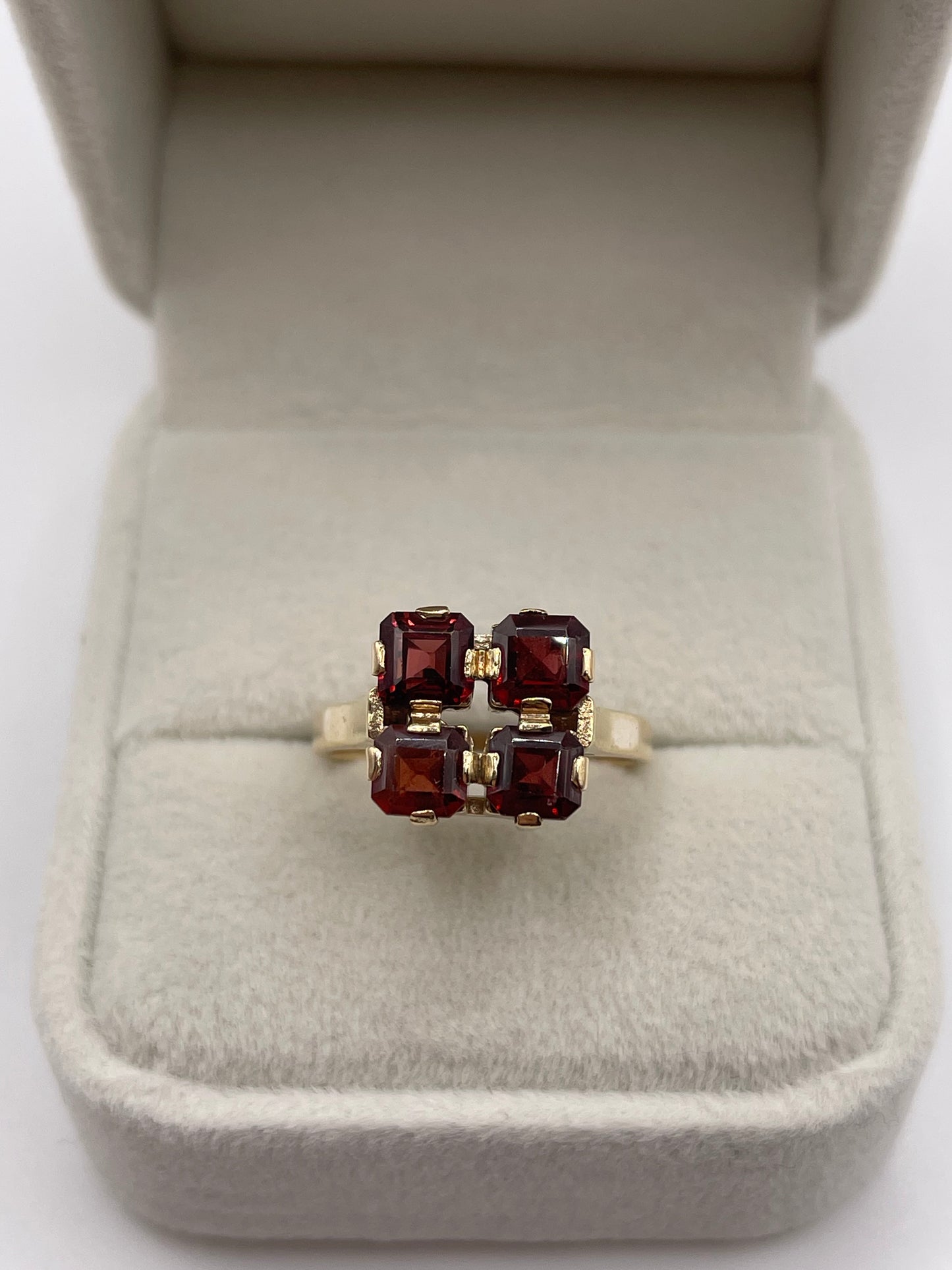 9ct gold garnet ring