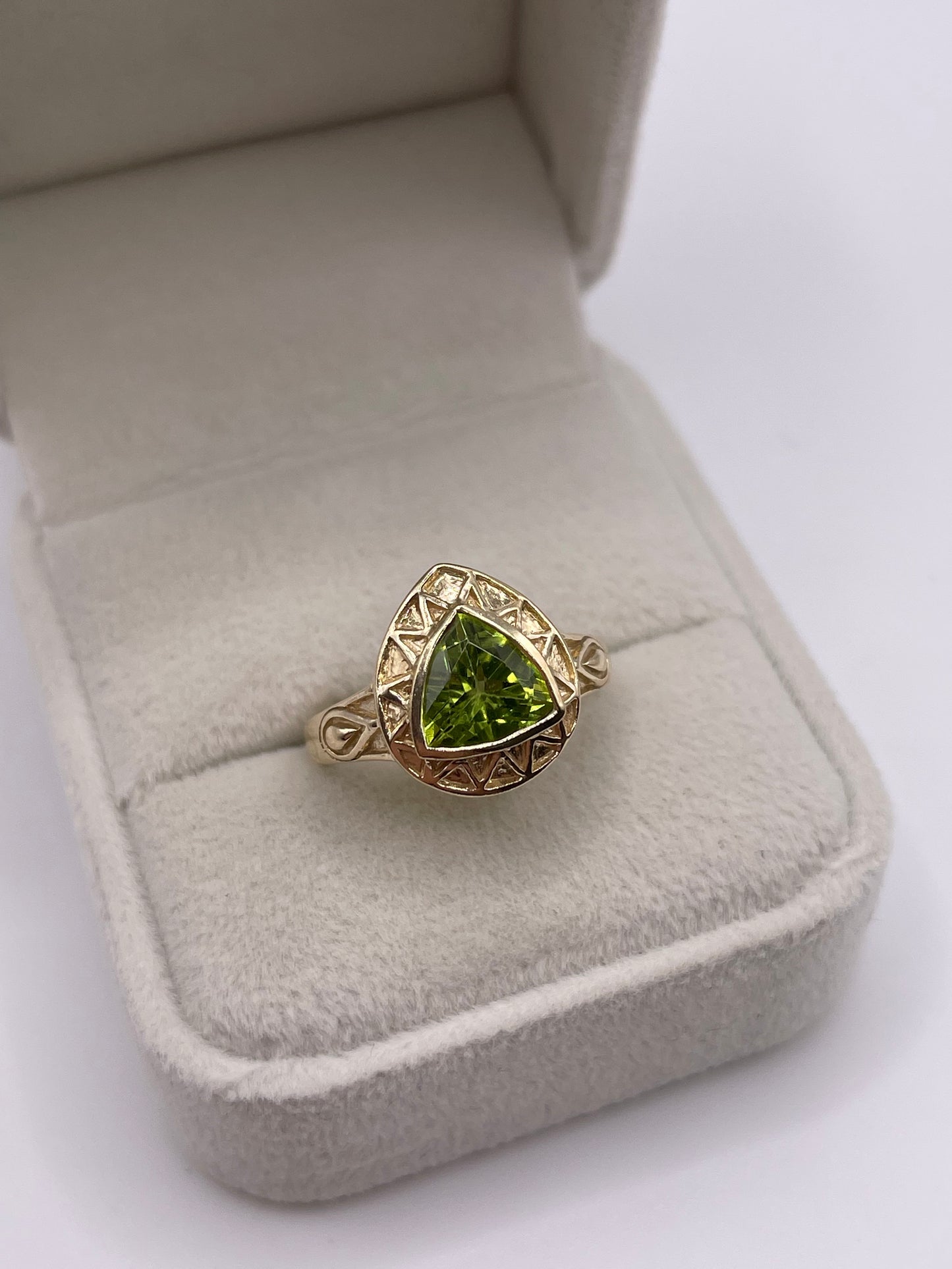 9ct gold peridot ring