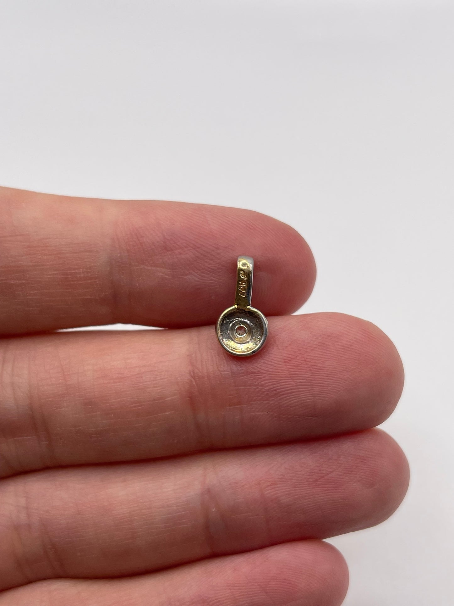 18ct white gold diamond pendant