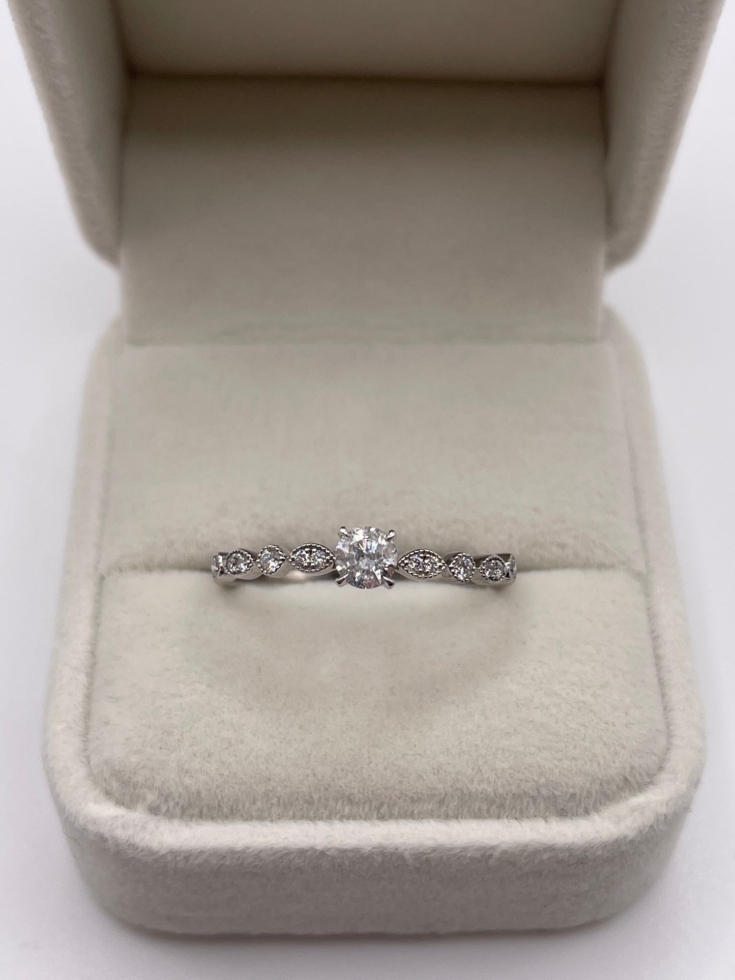 18ct white gold diamond ring