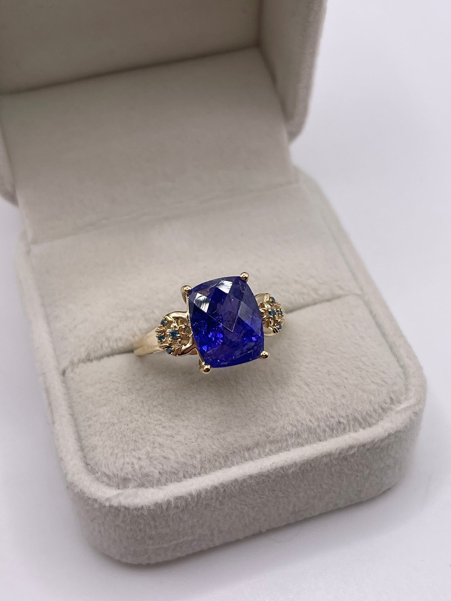 9ct gold tanzanite and diamond ring