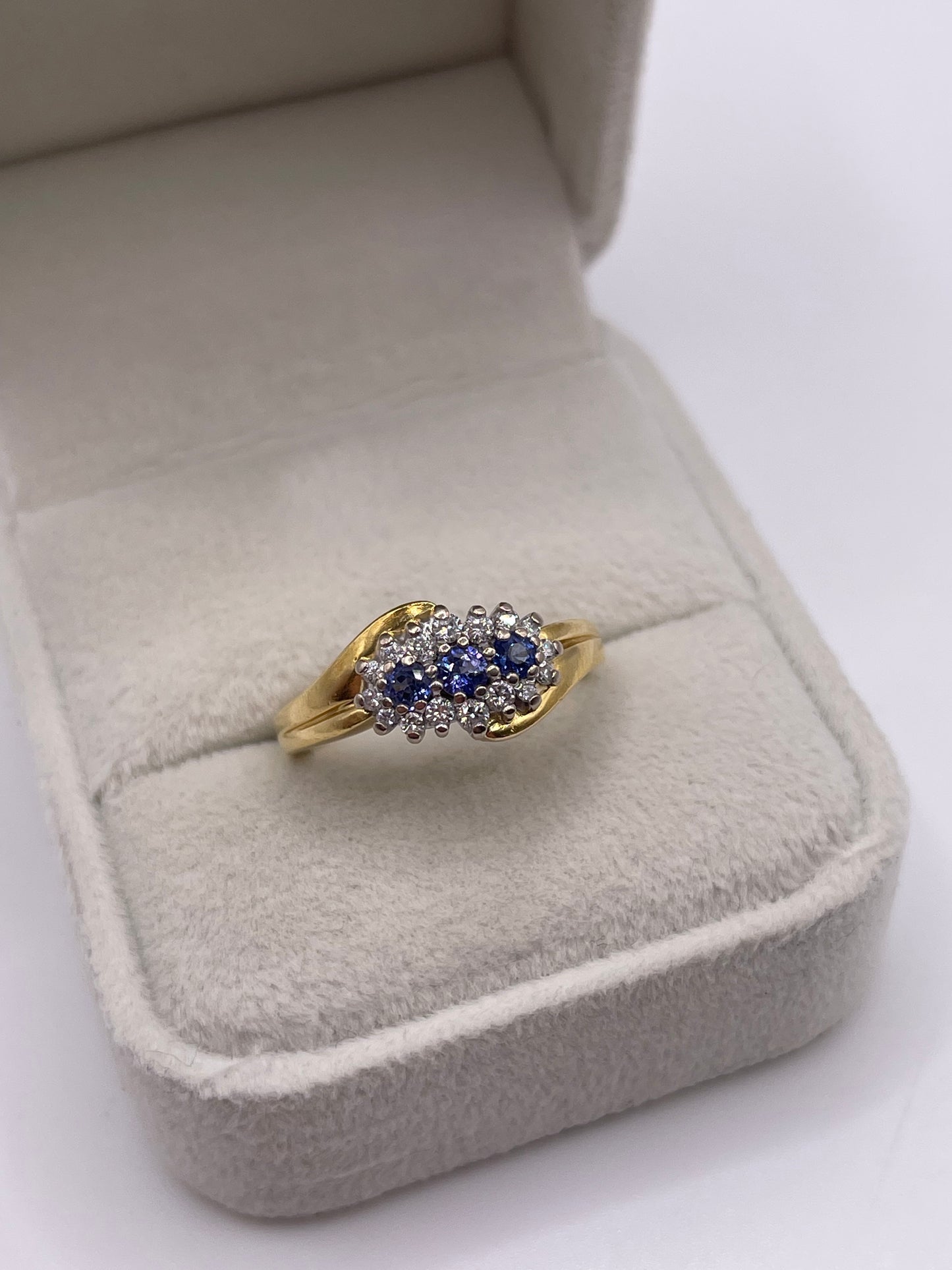 18ct gold sapphire and diamond ring