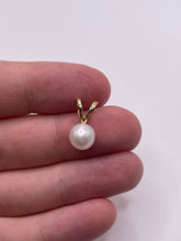 Load image into Gallery viewer, 9ct gold pearl pendant
