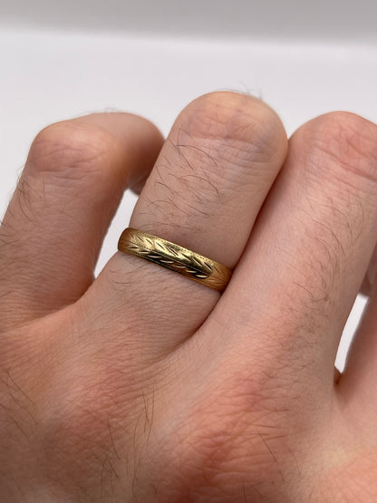 9ct gold patterned band