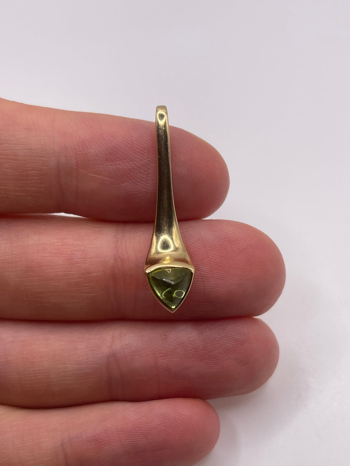 9ct gold cabochon peridot pendant