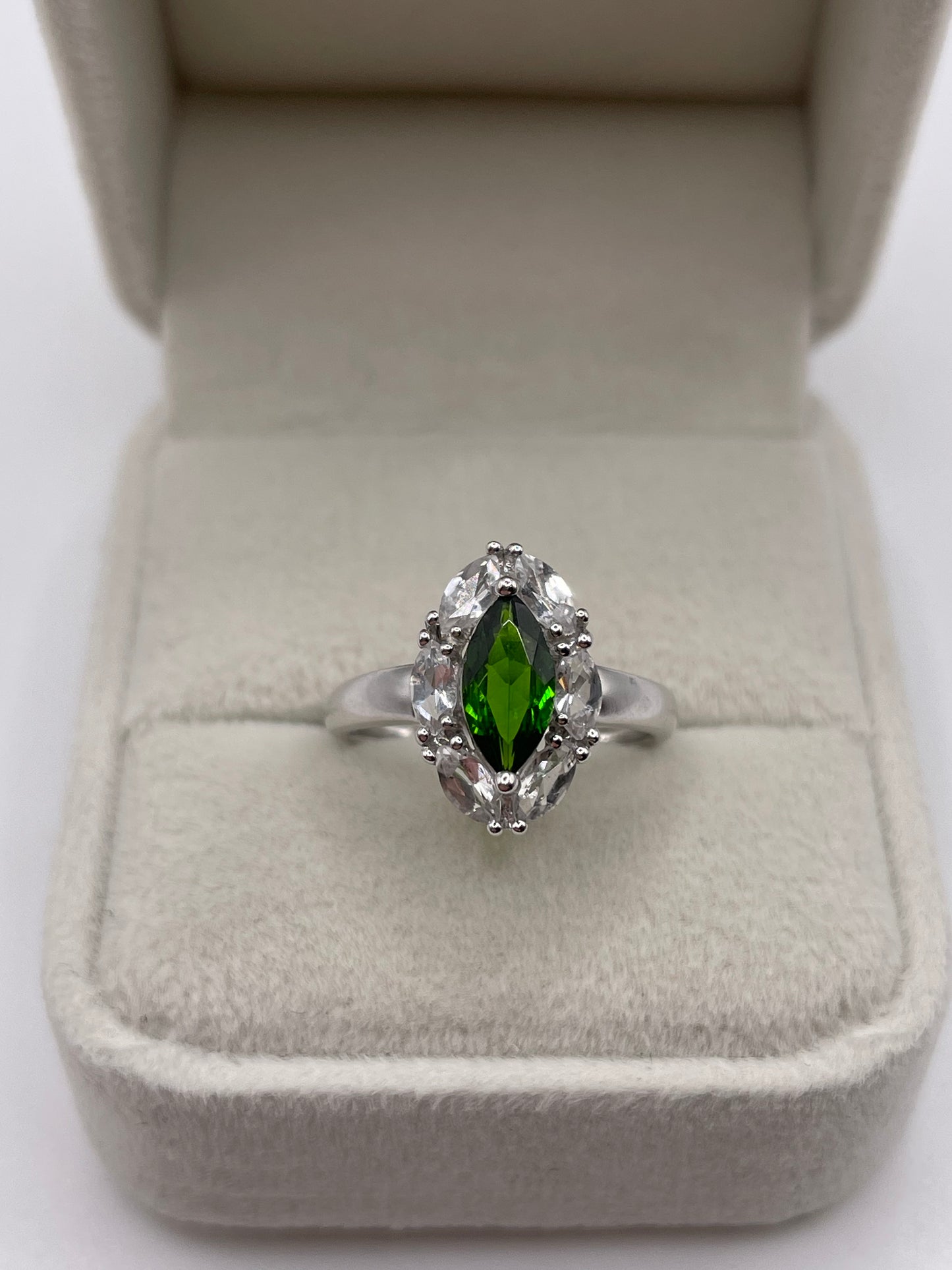 9ct white gold diopside and zircon ring