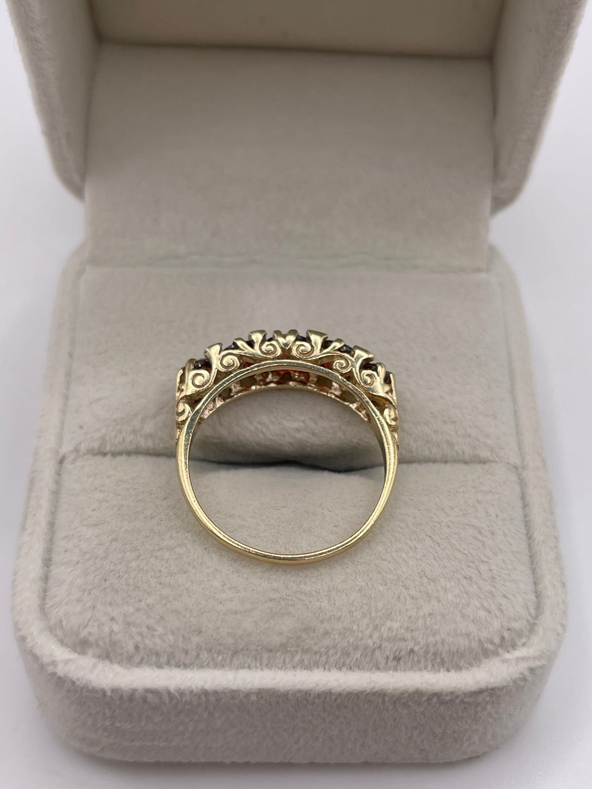 9ct gold garnet ring