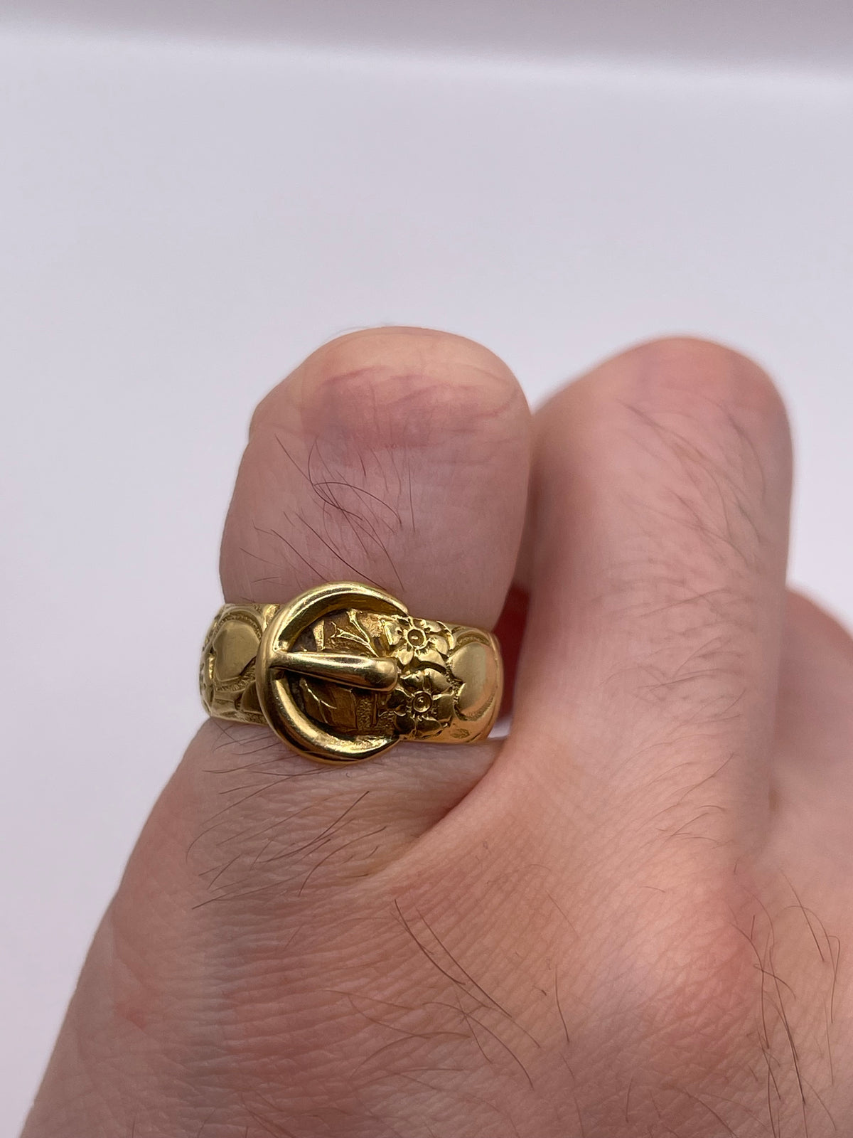 Antique 18ct gold buckle ring