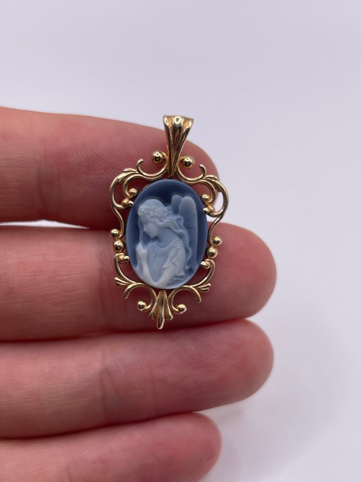 9ct gold cameo pendant