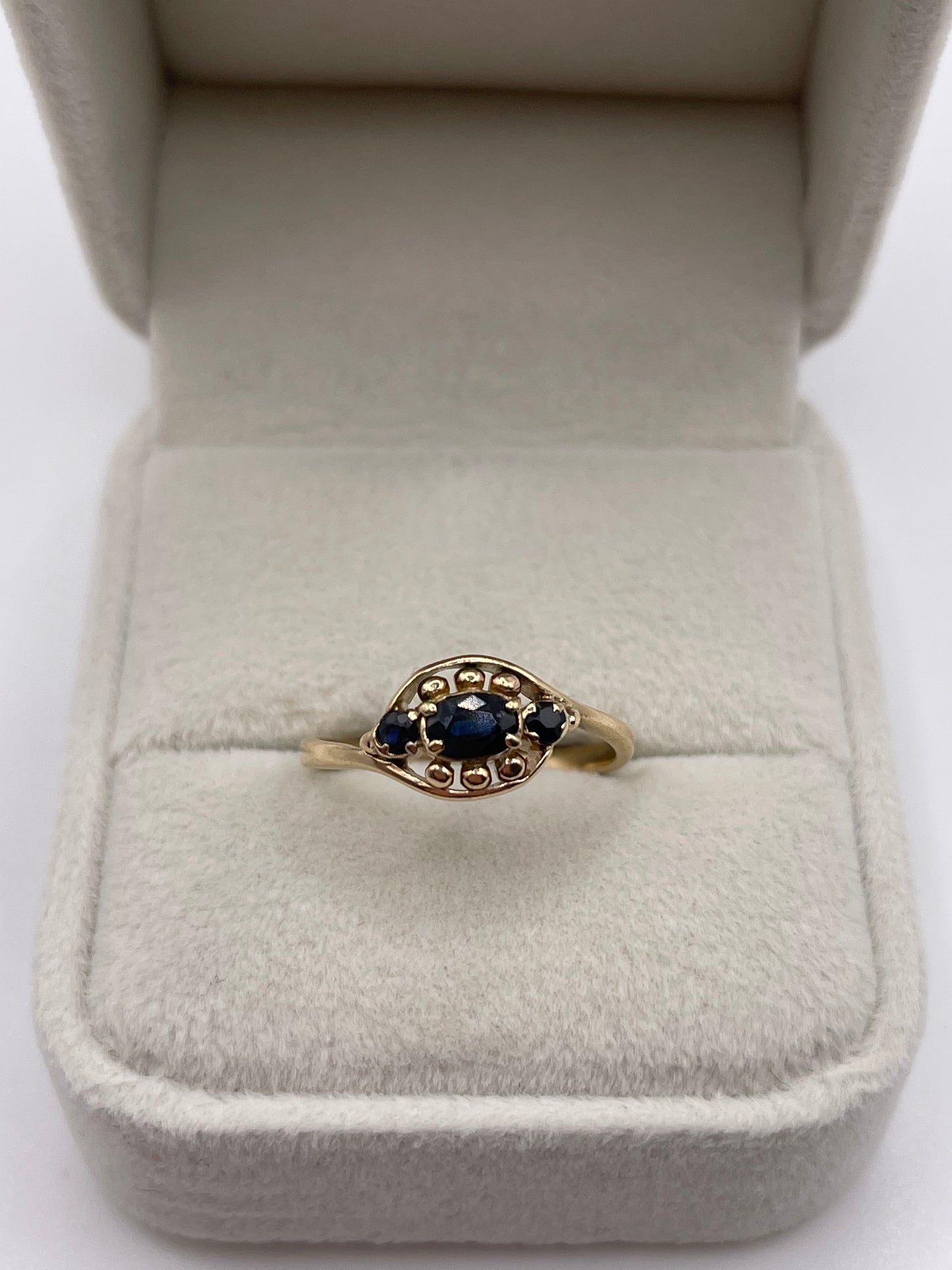 9ct gold sapphire ring