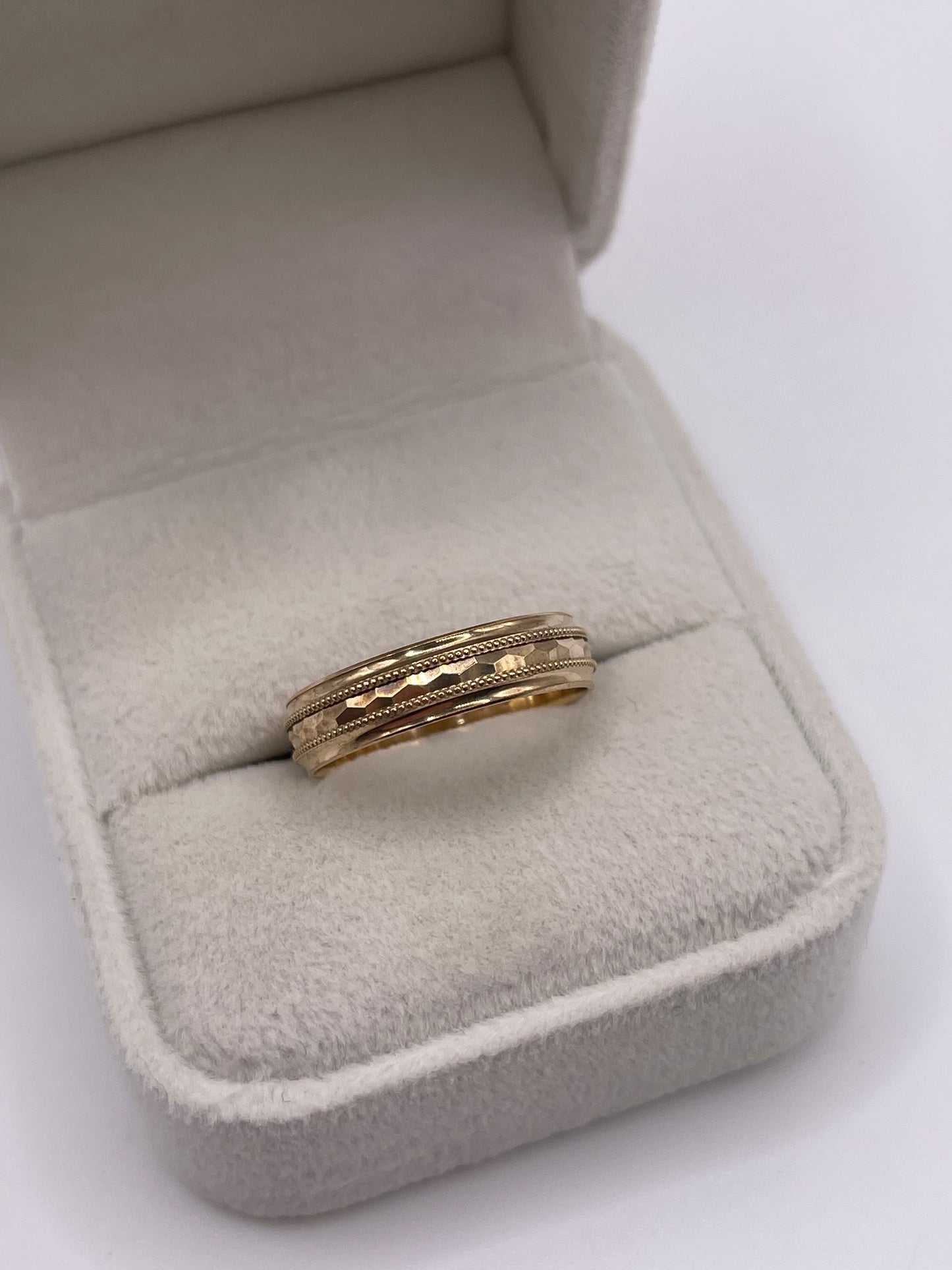 9ct gold patterned band