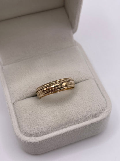 9ct gold patterned band