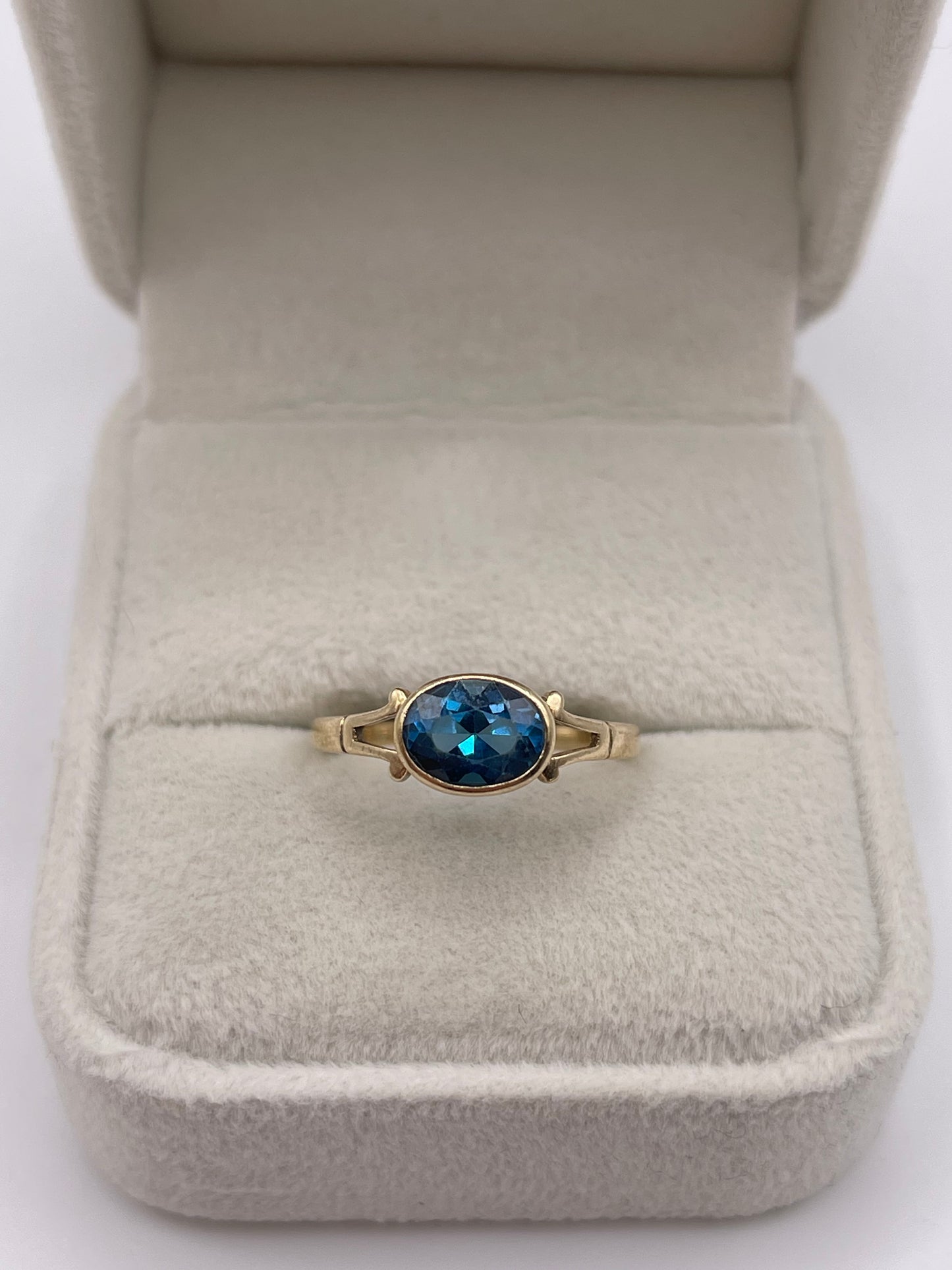 9ct gold blue topaz ring