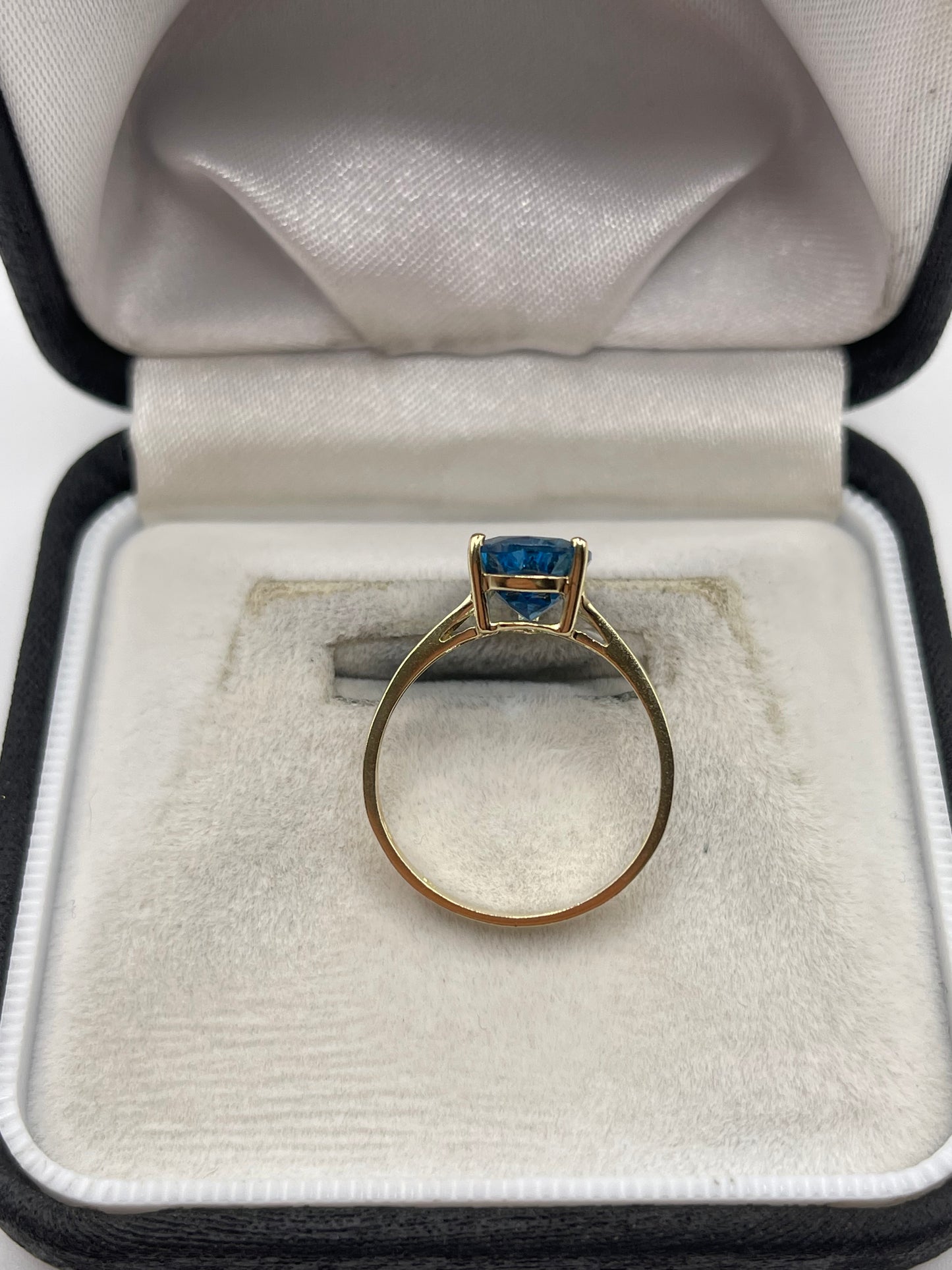 9ct gold blue topaz ring