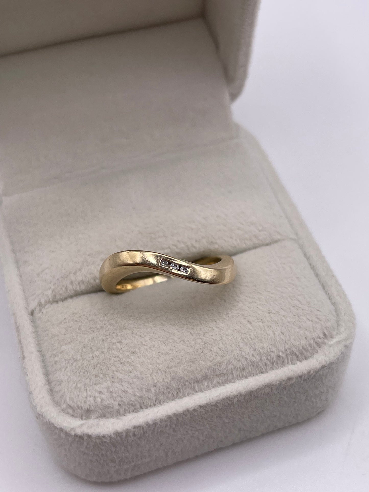 9ct gold diamond ring