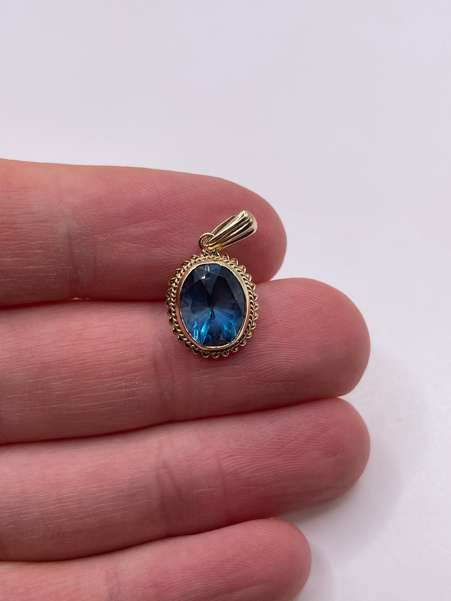 9ct gold blue topaz pendant