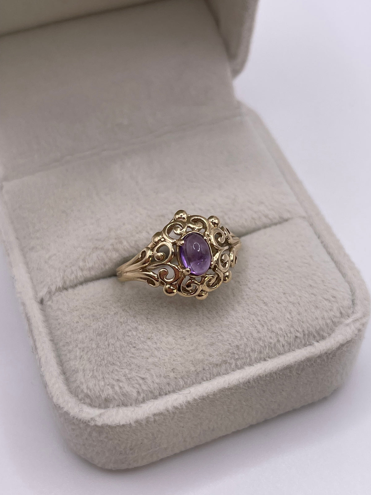9ct gold cabochon amethyst ring