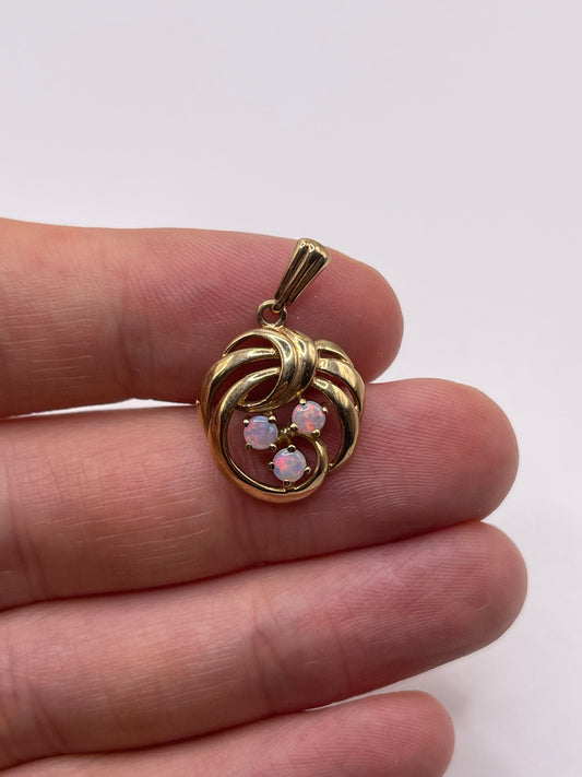 9ct gold opal pendant