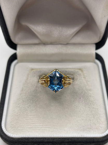 9ct gold synthetic spinel ring
