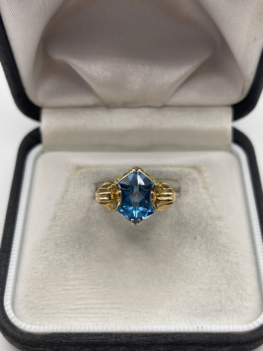 9ct gold synthetic spinel ring