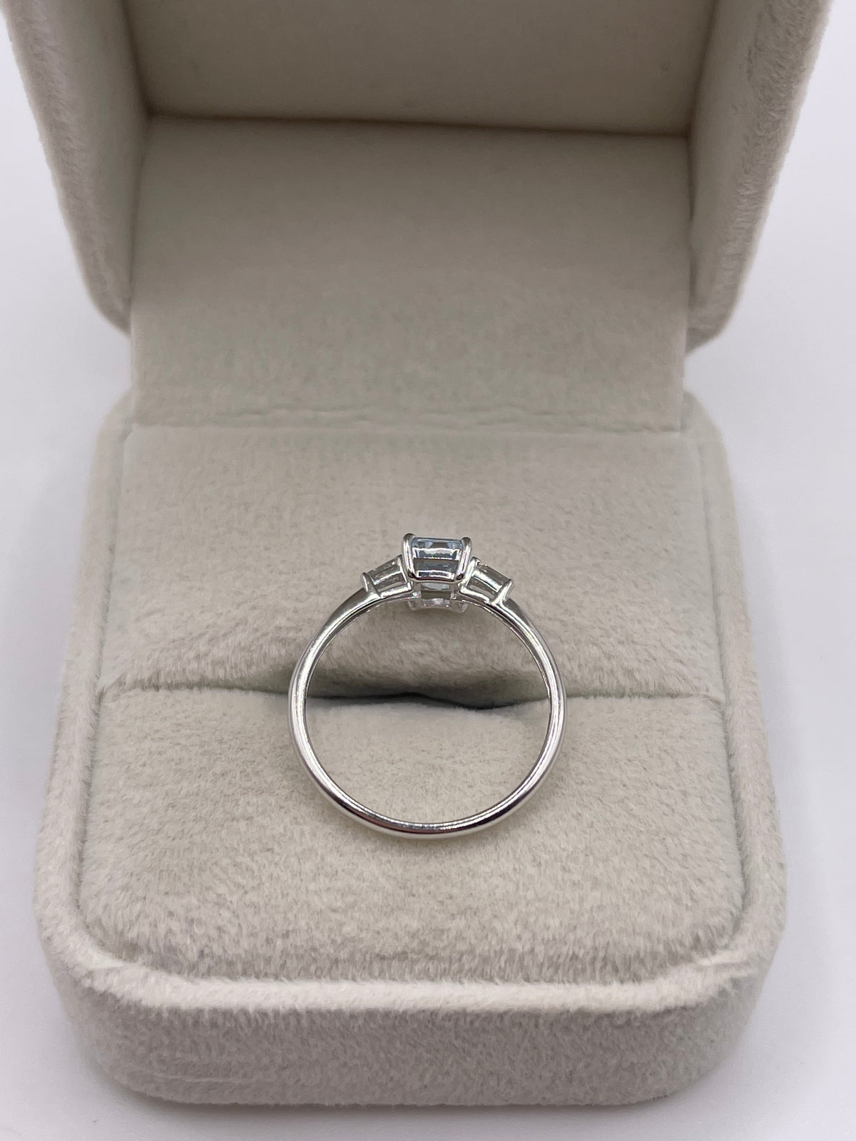 9ct white gold aquamarine and diamond ring