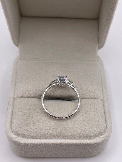 9ct white gold aquamarine and diamond ring